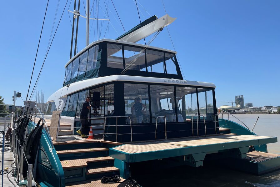 Construit à Bordeaux, le nouveau catamaran du groupe Beneteau tente de concilier grand luxe et durabilité