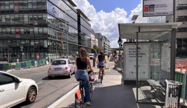 la piste cyclable intégrée à l’arrêt de bus -