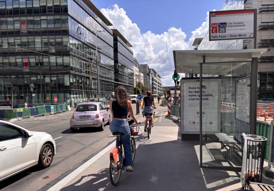 la piste cyclable intégrée à l’arrêt de bus -