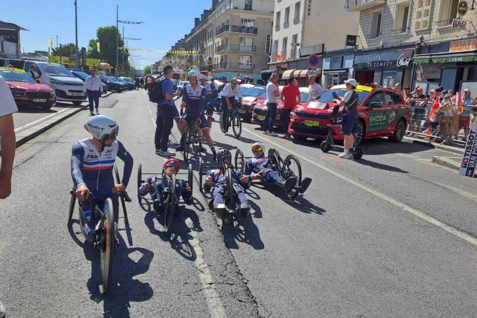 Les membres de l'équipe de France de paracyclisme se préparent pour le contre-la-montre à Caen.