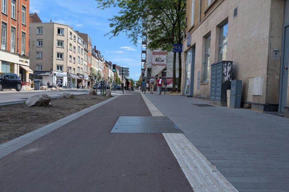Rue Solférino après les travaux avec le partage du trottoir entre cyclistes et piétons.