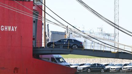 Des véhicules du groupe Volkswagen sont chargés à destination des Etats-Unis dans le port d'Emden (Allemagne), le 1er avril 2025. (LARS PENNING / DPA / AFP)