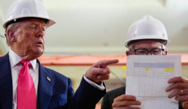 Casque de chantier, désaccord sur les chiffres... La drôle de visite de Donald Trump auprès du patron décrié de la Fed