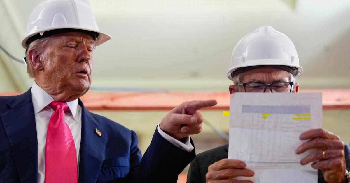 Casque de chantier, désaccord sur les chiffres... La drôle de visite de Donald Trump auprès du patron décrié de la Fed