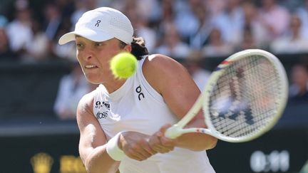 La Polonaise Iga Swiatek lors de la finale de Wimbledon contre l'Américaine Amanda Anisimova, le 12 juillet 2025. (DAISUKE URAKAMI / AFP)