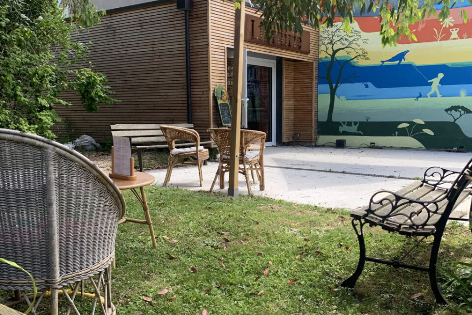 Avec sa devanture discrète, le Garage Hermétique invite ses visiteurs à se plonger dans son univers.