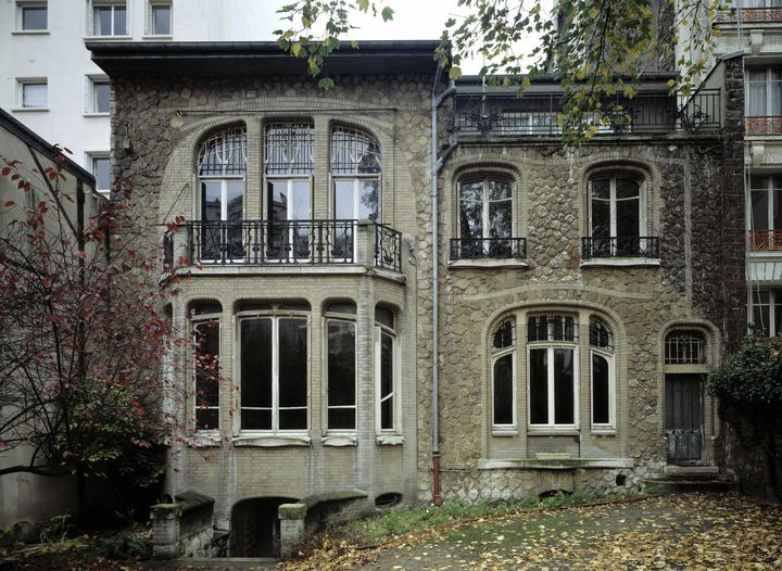 Vue de la façade de l'Hôtel Mezzara vue depuis le jardin. Cet hôtel particulier situe au 60, rue de la Fontaine dans le 16e arrondissement de Paris, construit en 1910 par l'architecte Hector Guimard (1867-1942), abritera le musée qui lui sera consacré. (BRIDGEMAN IMAGES VIA AFP)
