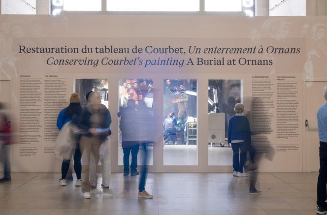Restauration du tableau « Un enterrement à Ornans » (1849-1850), de Gustave Courbet, au Musée d’Orsay, à Paris, en juin 2025.