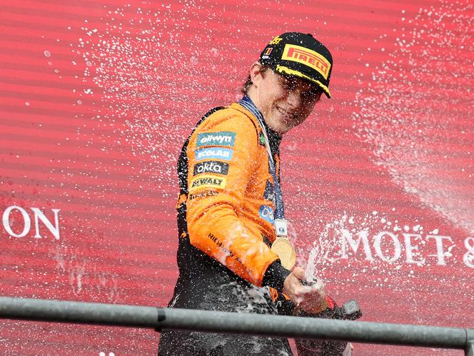 Oscar Piastri célèbre sa victoire au Grand Prix de Belgique de formule 1, le 27 juillet 2025.