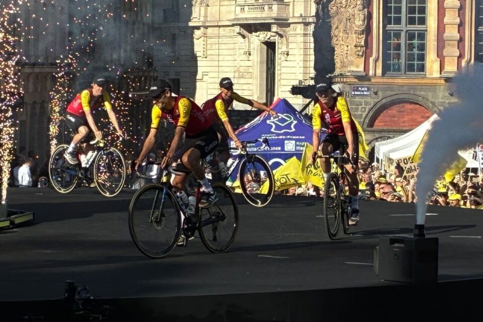 L'équipe Cofidis est arrivée sur la Grand'Place vers 18h40.