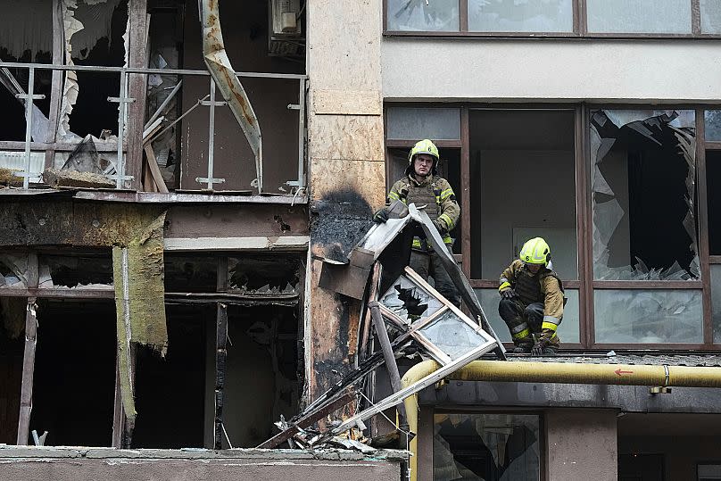 Des pompiers interviennent dans un immeuble d'habitation détruit après une attaque russe, Kyiv, le 21 juillet 2025.