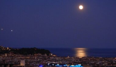 Les belles images de la "lune du cerf" au-dessus de Nice la nuit dernière
