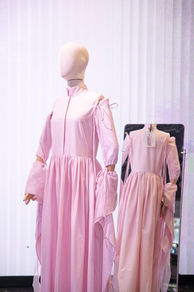 Robe de la marque Reem Al Kanhal exposée à la Samaritaine