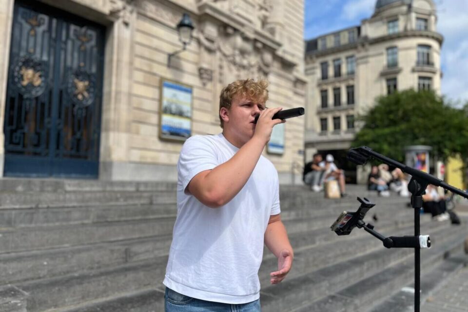 Du haut de ses 19 ans, Delo n'a pas froid aux yeux. Il chante dans la rue ou à la gare Lille-Flandres, notamment.