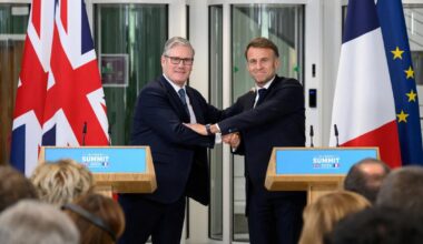 La Commission européenne va «étudier» les modalités de l'accord franco-britannique sur les migrants