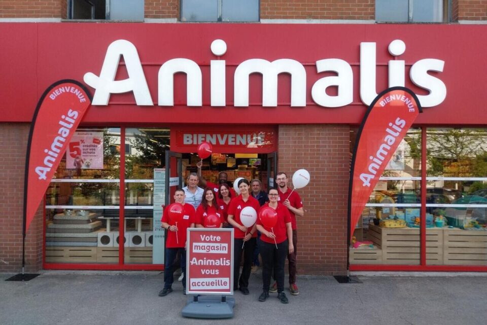 L'équipe de conseillers accueille le public sur 350 m² de produits en tous genres pour les animaux.
