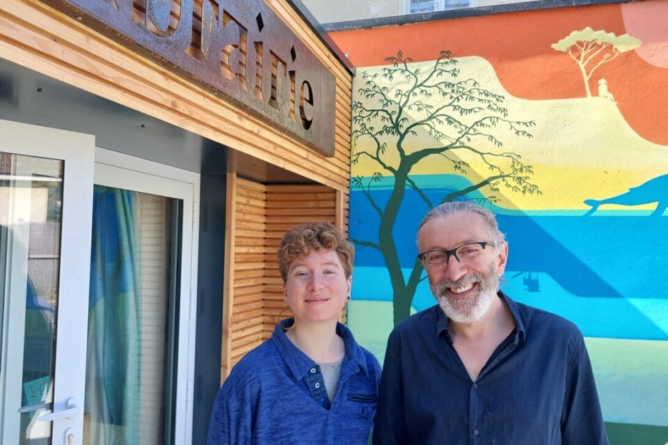 Louise et son papa Etienne Fourreau ont ouvert la librairie Le Garage Hermétique devant la fresque spécialement réalisée par l'artiste Trefex.