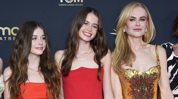 Nicole Kidman boit un verre de lait lors de son discours au gala du National Board of Review