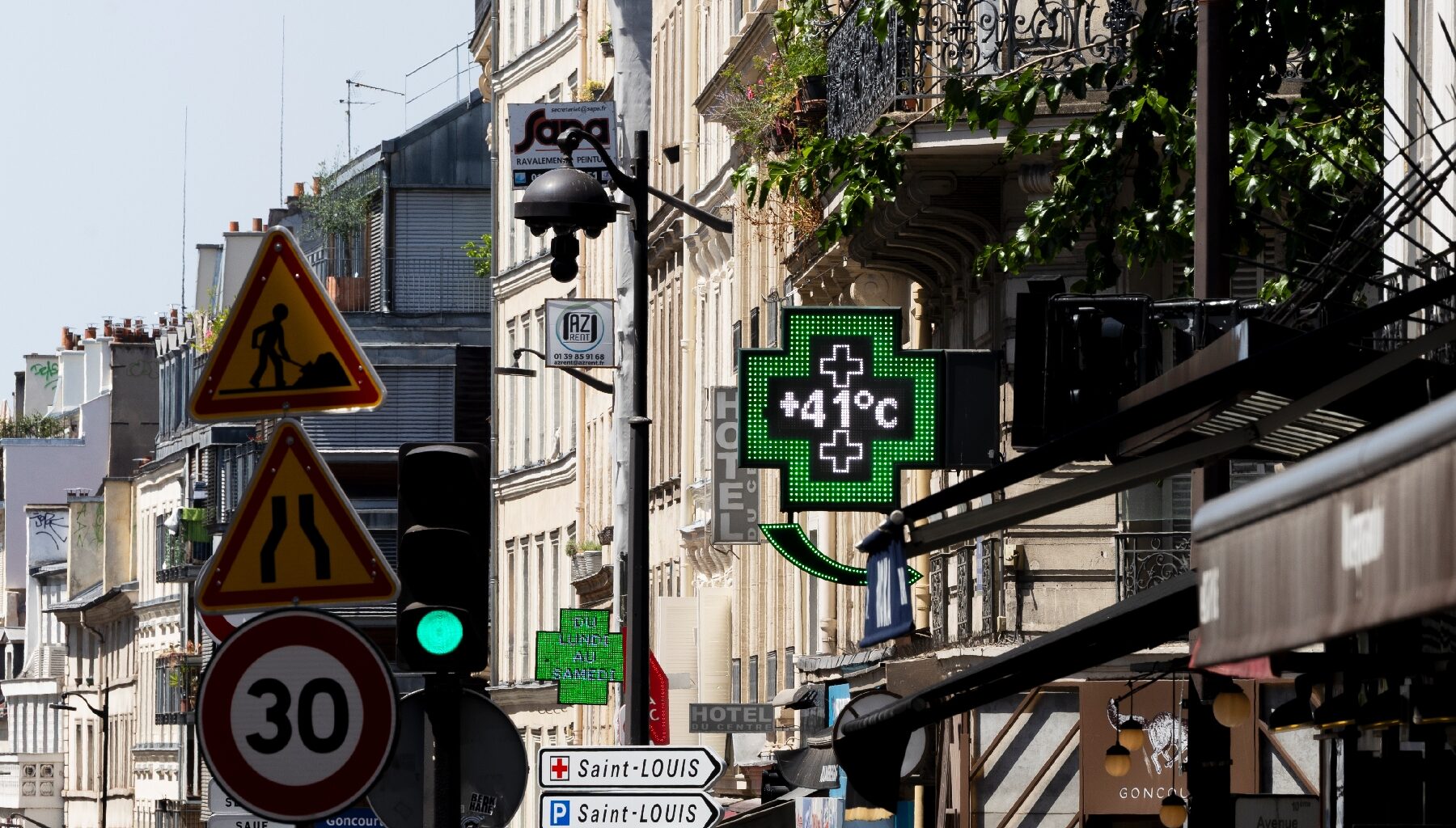 La canicule atteint son pic, Paris et une partie de la France suffoquent
