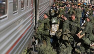 Des militants tiennent une bannière anti-russe lors d