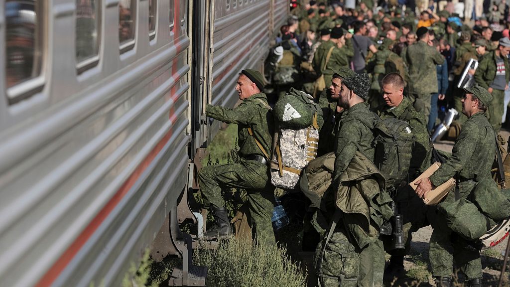Des militants tiennent une bannière anti-russe lors d