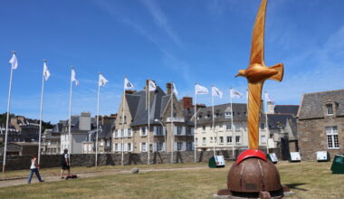 Pourquoi un immense oiseau de mer fait-il face à la tour Solidor à Saint-Malo ?