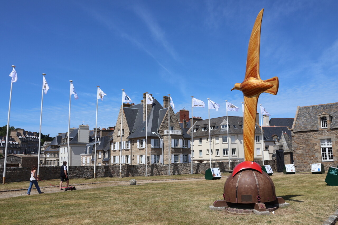Pourquoi un immense oiseau de mer fait-il face à la tour Solidor à Saint-Malo ?