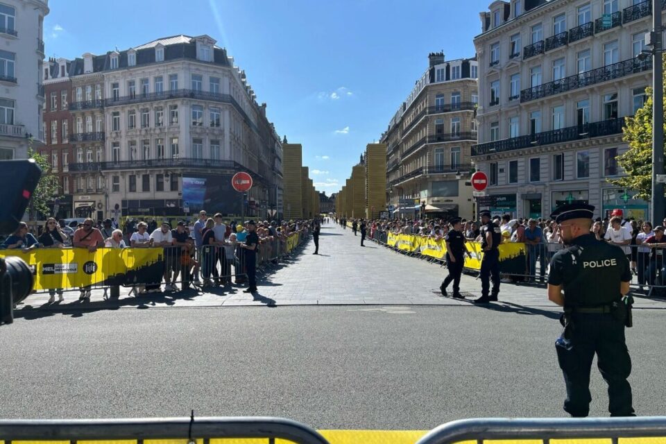 Vers 17h45, l'ambiance avait drastiquement changé à la gare Lille-Flandres avec ce couloir dégagé que forme la rue Faidherbe, bientôt remontée par les coureurs.