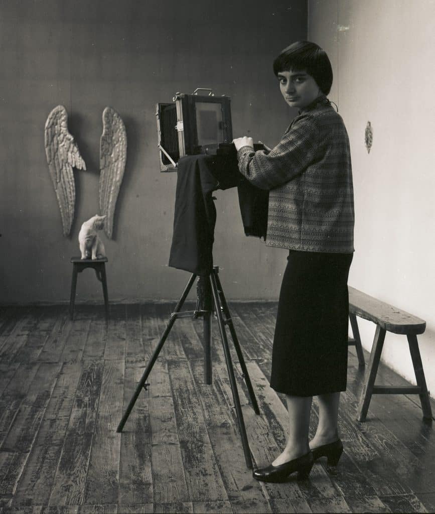 Agnès Varda, Autoportrait dans son studio, rue Daguerre, Paris 14e, 1956 © Succession Agnès Varda