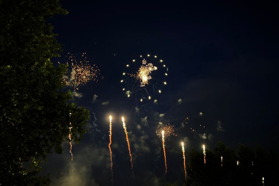 Le feu d'artifice, vu depuis la Prairie des Filtres à Toulouse.