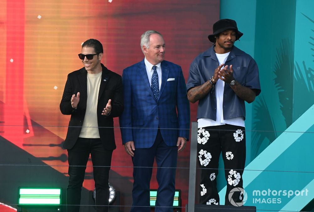 Tim Mayer, au centre, sur le podium du GP de Miami 2024.