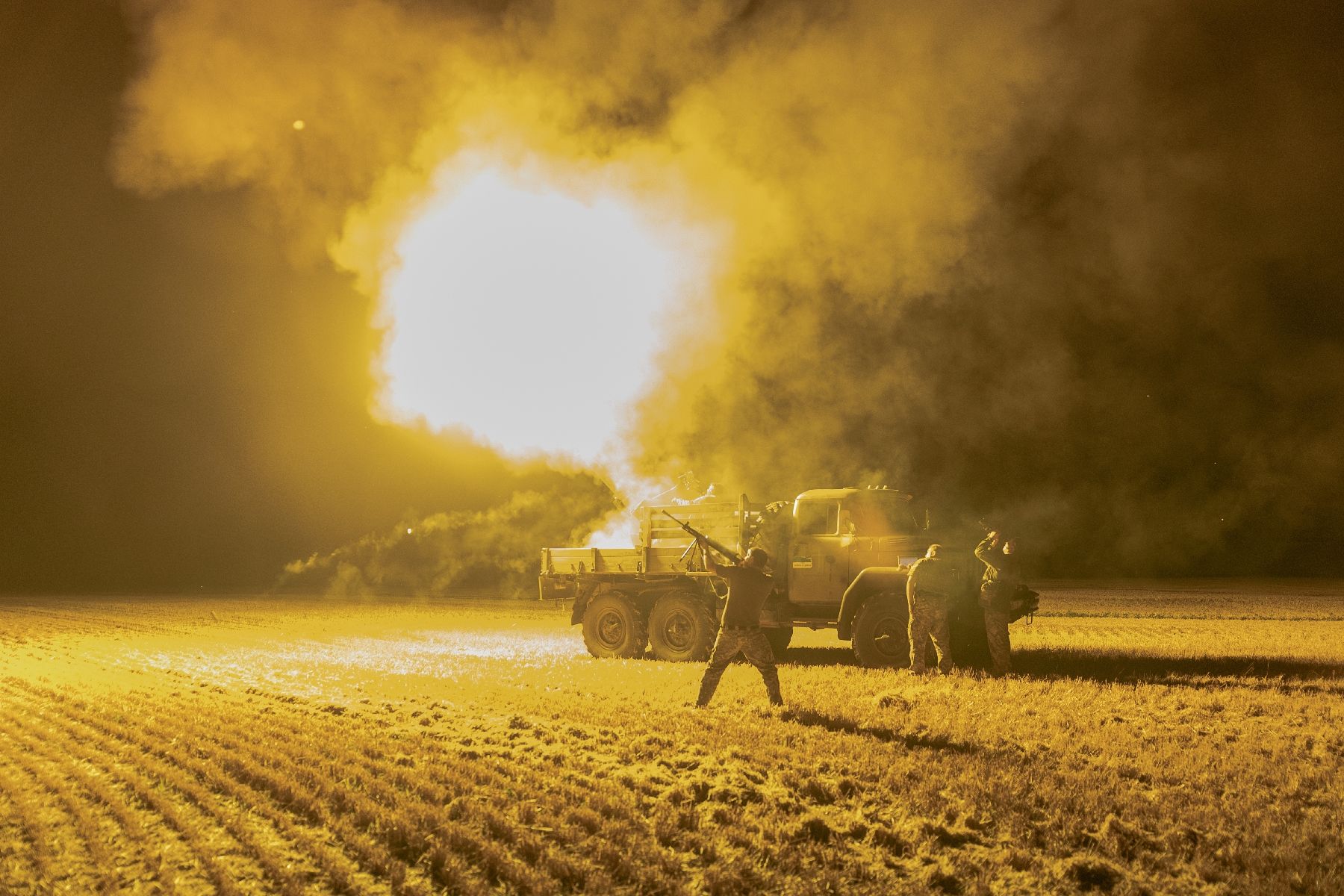 Des militaires ukrainiens de l'unité mobile de défense aérienne de la 59e brigade tirent un canon automatique antiaérien double ZU-23 de fabrication soviétique vers un drone russe depuis un champ de tournesols, lors d'une attaque aérienne près de...