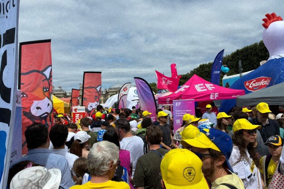Vague de jaune au Fan park.