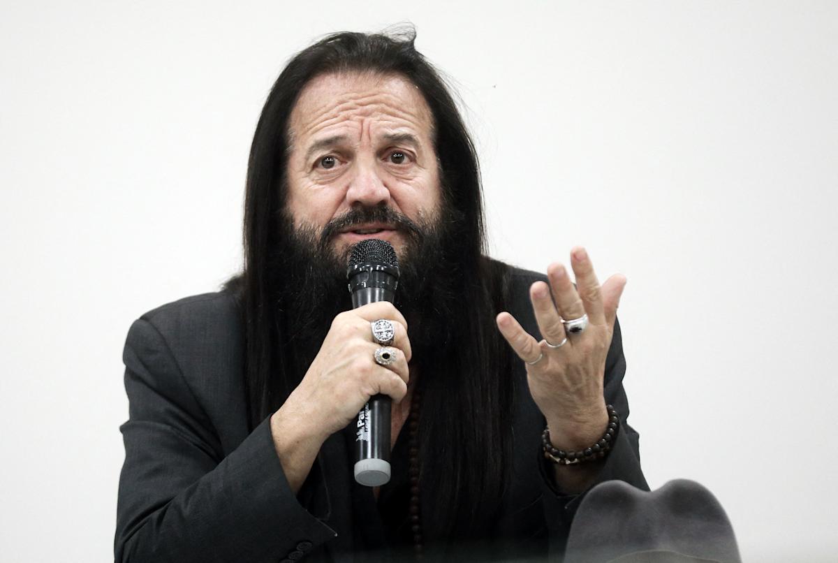 le chanteur Francis Lalanne révèle son combat contre le cancer