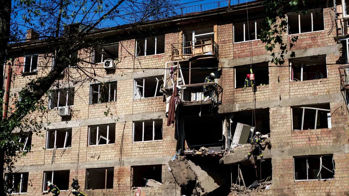 L'Ukraine dit avoir frappé une base aérienne russe alors que Moscou intensifie ses frappes