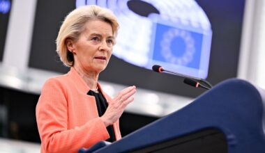 Face à une motion de censure, Ursula von der Leyen dénonce les "marionnettes russes"