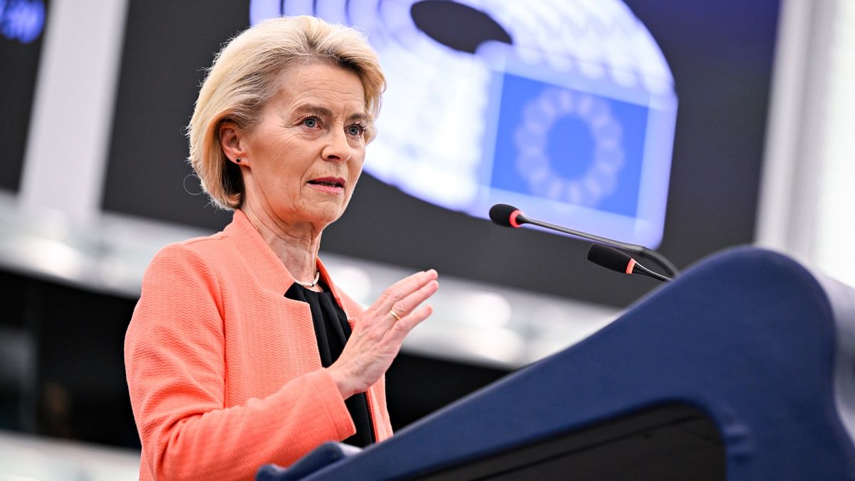 Face à une motion de censure, Ursula von der Leyen dénonce les "marionnettes russes"