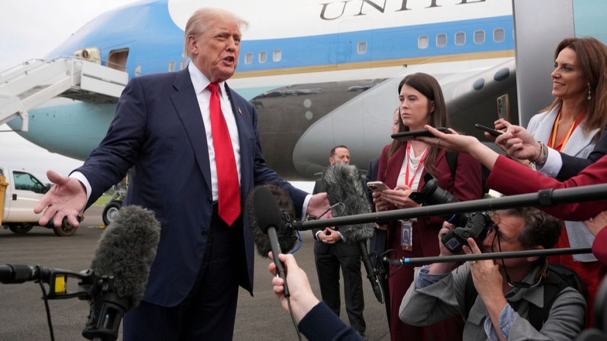 Arrivé en Écosse, Donald Trump s'attaque à l'immigration et aux éoliennes