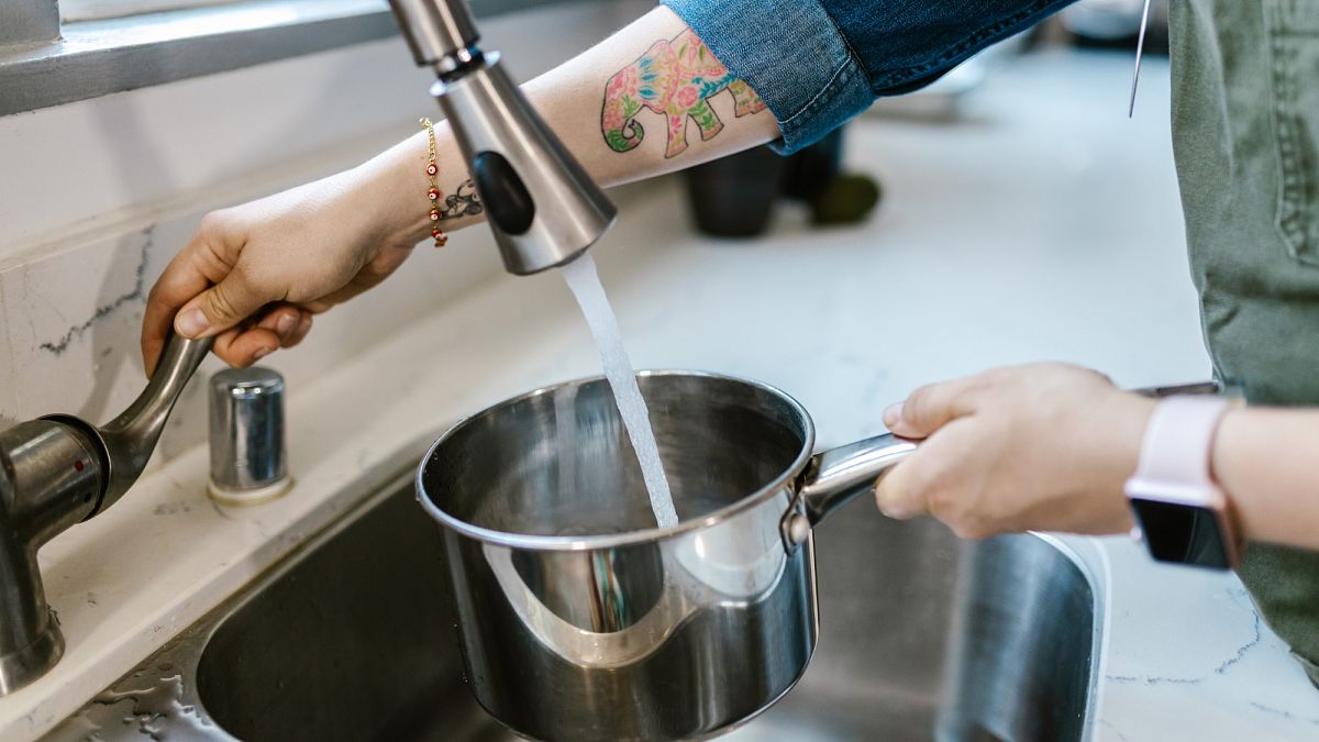 Énergie, eau et déchets : Combien coûtent les charges de base en Europe ?