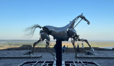 VIDÉO - Zeus, le cheval métallique des Jeux Olympiques, hélitreuillé pour être exposé au Mont-Saint-Michel