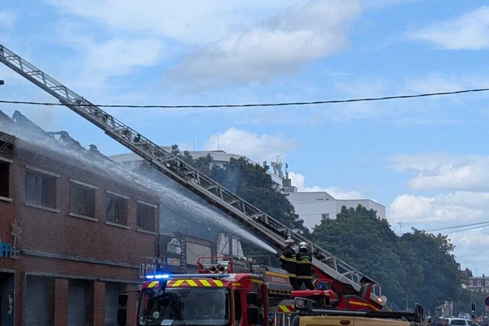 Un incendie impressionnant s'est déclenché rue des Postes à Lille (Nord) lundi 15 juillet 2025.