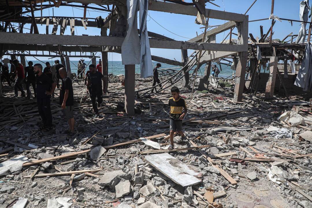 Des Palestiniens inspectent le café Al-Baqa après qu'il a été ciblé par une frappe aérienne israélienne, le 30 juin 2025. — © IMAGO/Omar Ashtawy \ apaimages / IMAGO/APAimages