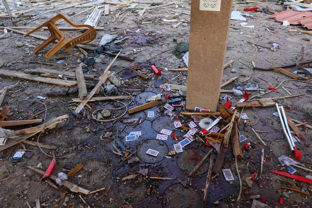 Des cartes à jouer et des taches de sang jonchent le sol de la cafétéria Al-Baqa, dévastée par une frappe israélienne sur le front de mer de Gaza le 30 juin 2025. — © OMAR AL-QATTAA / AFP