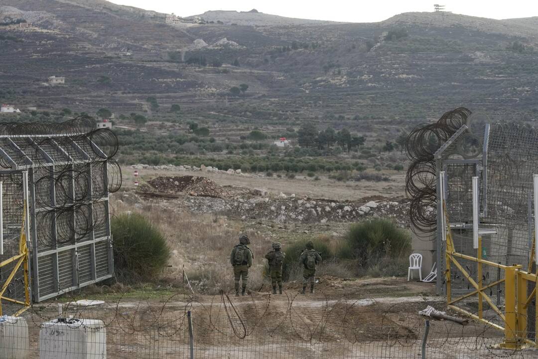 Des soldats israéliens sont postés devant une barrière de sécurité près de la ligne Alpha qui sépare le plateau du Golan occupé par Israël de la Syrie, dans la ville de Majdal Shams, le 9 décembre 2024. — © Matias Delacroix / keystone-sda.ch