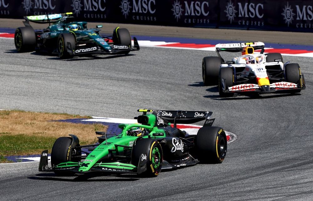 Gabriel Bortoleto devant Liams Lawson et Fernando Alonso. 