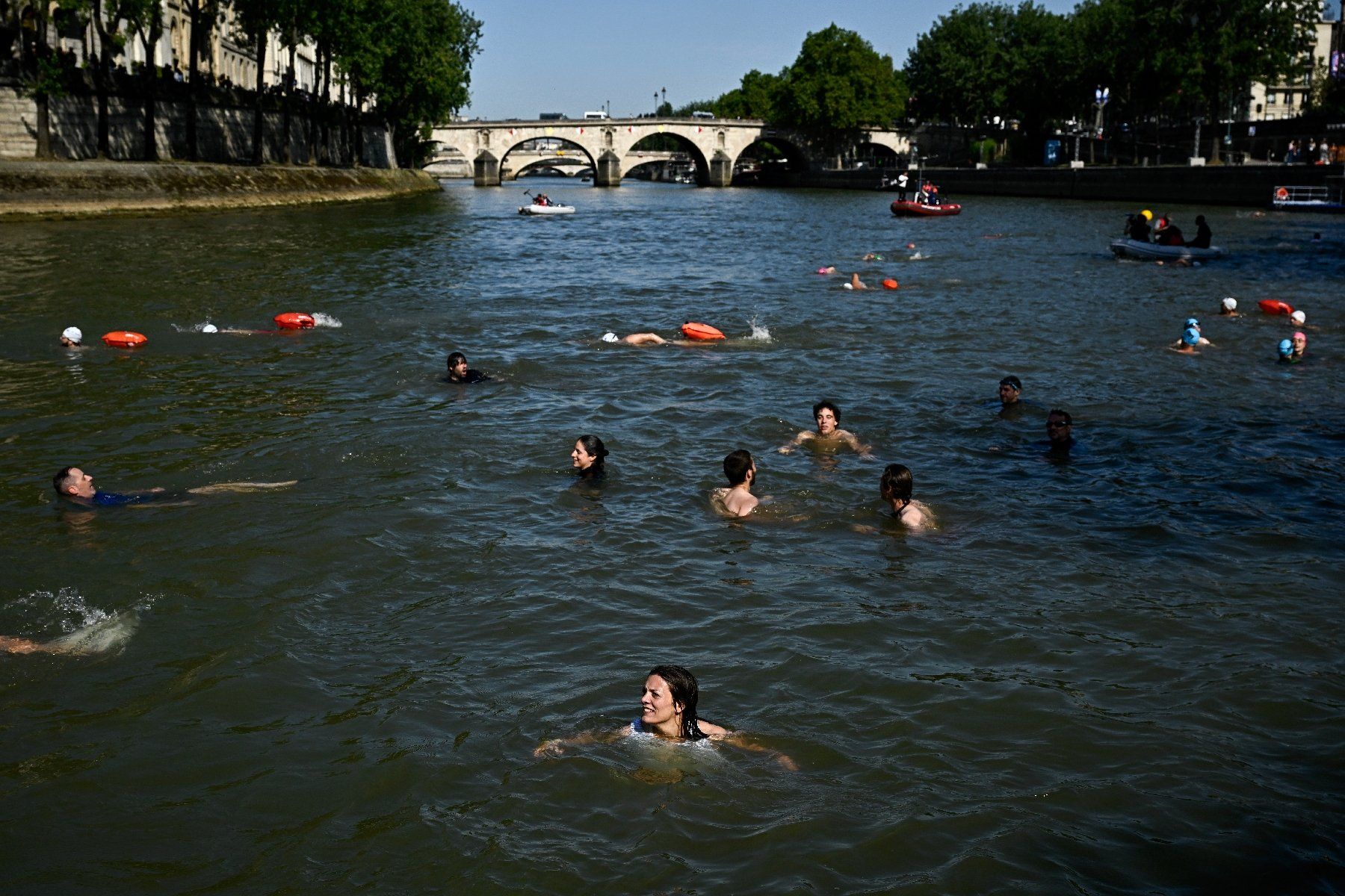 Des résidents se baignant dans la Seine au centre de la capitale le 17 juillet 2024 à Paris