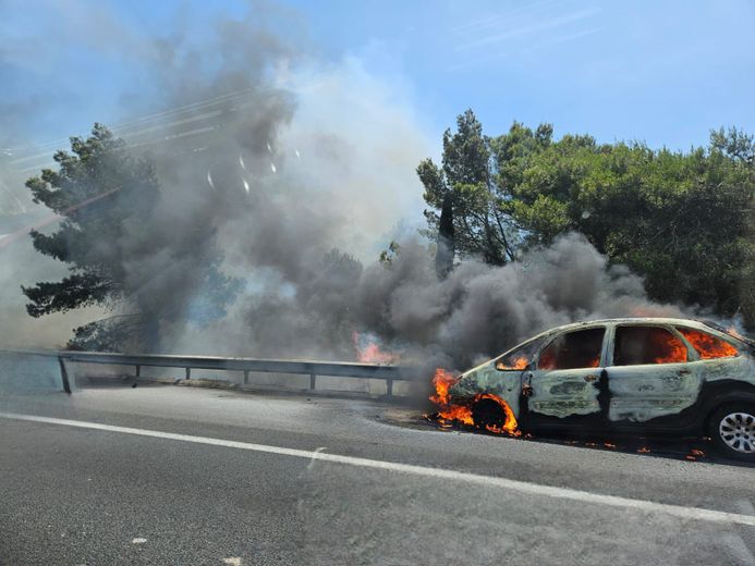 L’incendie est parti après qu’un véhicule sur la bande d’arrêt d’urgence a pris feu.