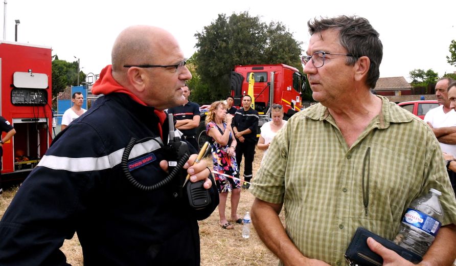 Le Colonel Magny et Gérard Pioche, maire de Moux.