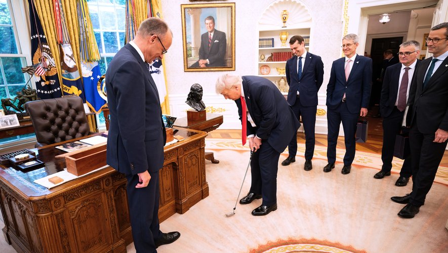 En plein entretien avec Friedrich Merz, Donald Trump dérape et assimile le chancelier allemand aux nazis