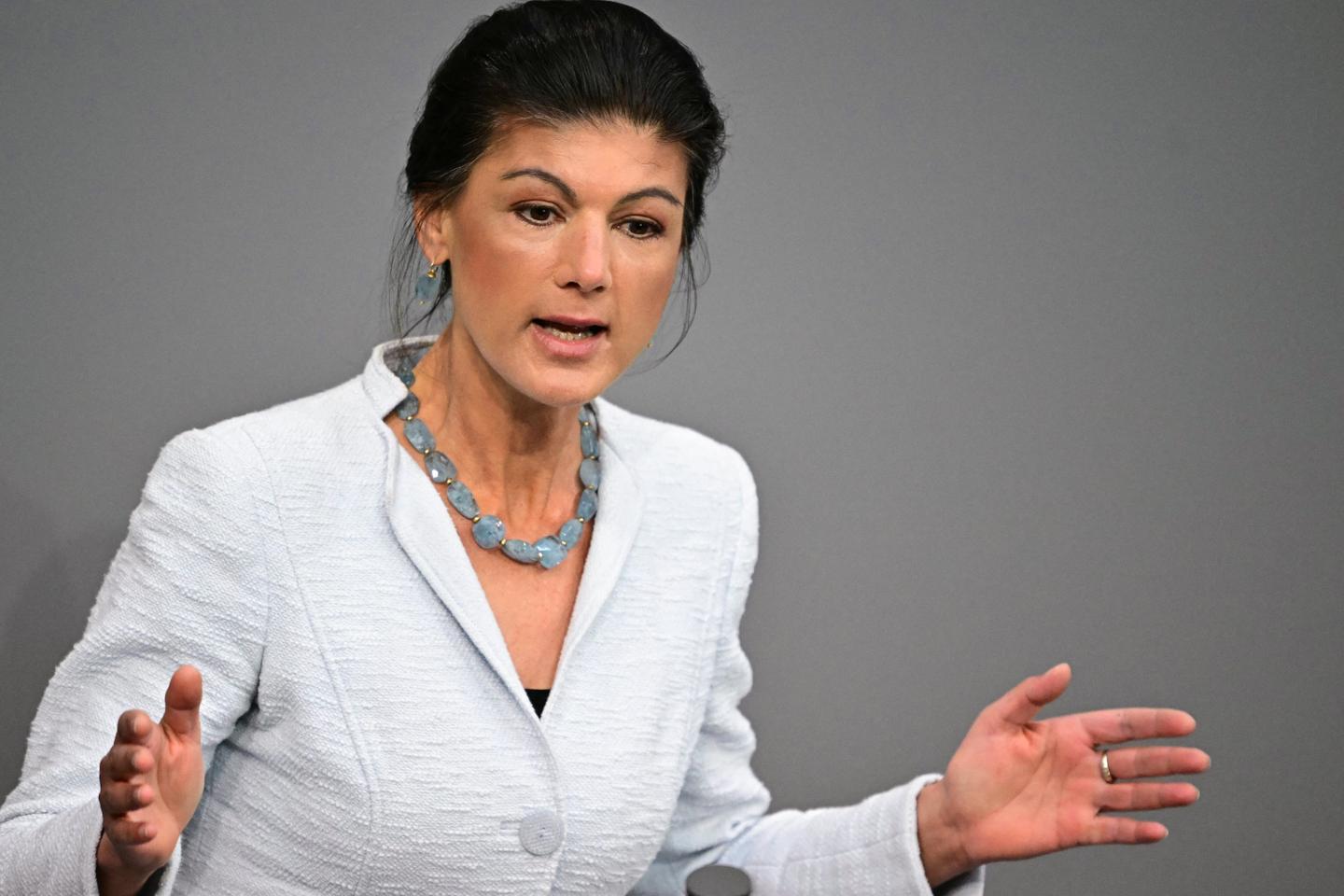 En Allemagne, Sahra Wagenknecht, leader d’un parti de gauche radicale, fait des appels du pied à l’AfD